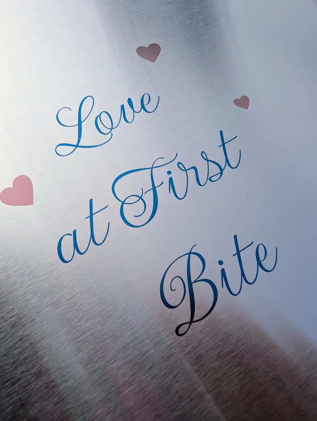 Personalisierter Pizzaheber aus Edelstahl mit bunter Lasergravur – „Love at First Bite“ Design – Hochwertige Veredelung – Perfektes Geschenk