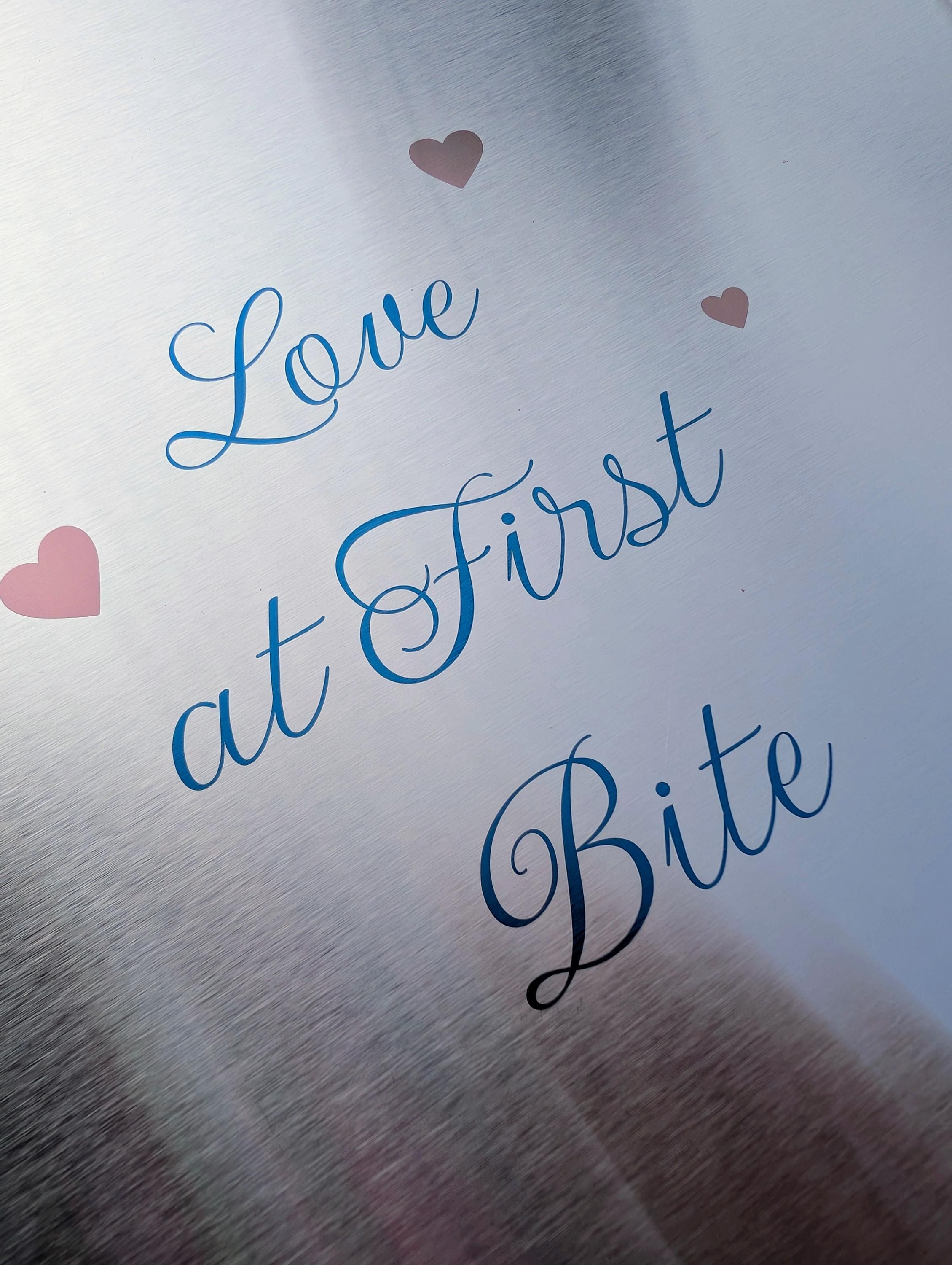 Personalisierter Pizzaheber aus Edelstahl mit bunter Lasergravur – „Love at First Bite“ Design – Hochwertige Veredelung – Perfektes Geschenk