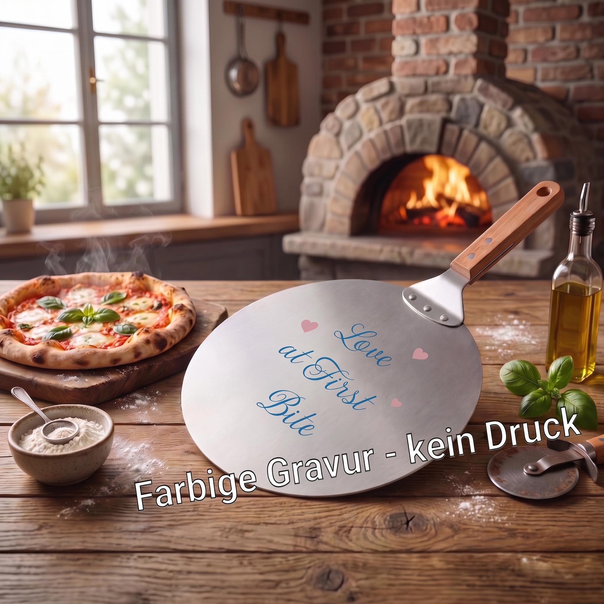 Personalisierter Pizzaheber aus Edelstahl mit bunter Lasergravur – „Love at First Bite“ Design – Hochwertige Veredelung – Perfektes Geschenk
