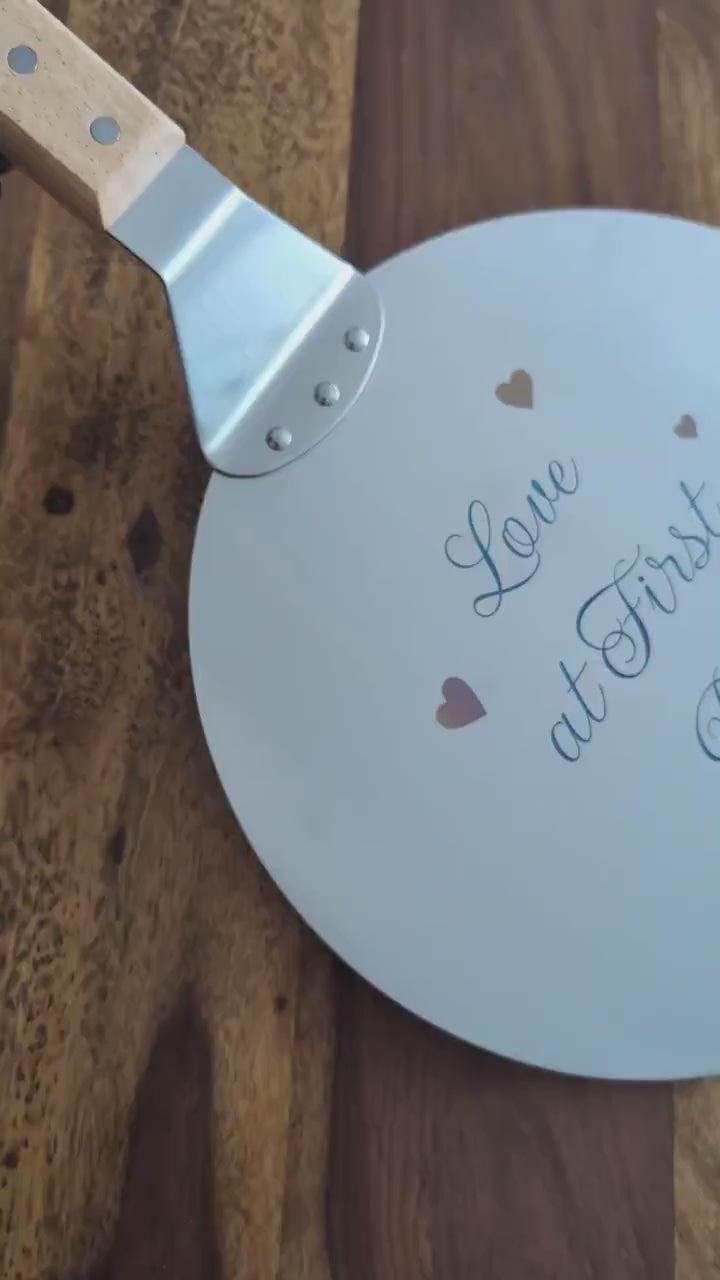 Personalisierter Pizzaheber aus Edelstahl mit bunter Lasergravur – „Love at First Bite“ Design – Hochwertige Veredelung – Perfektes Geschenk
