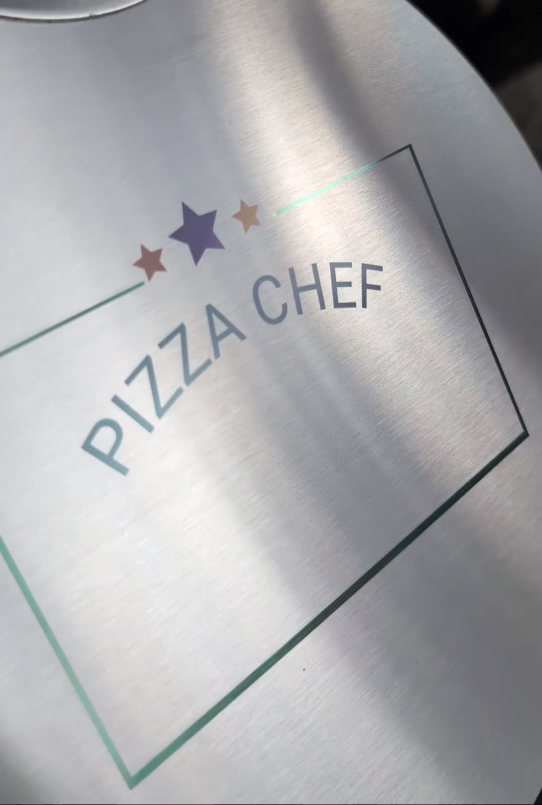 Personalisierter Pizzaheber aus Edelstahl mit farbiger MOPA-Gravur